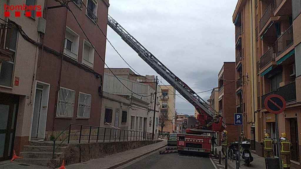 Para garantizar la seguridad de la zona los bomberos apuntalarán la fachada y la cubierta del piso afectado / BOMBEROS