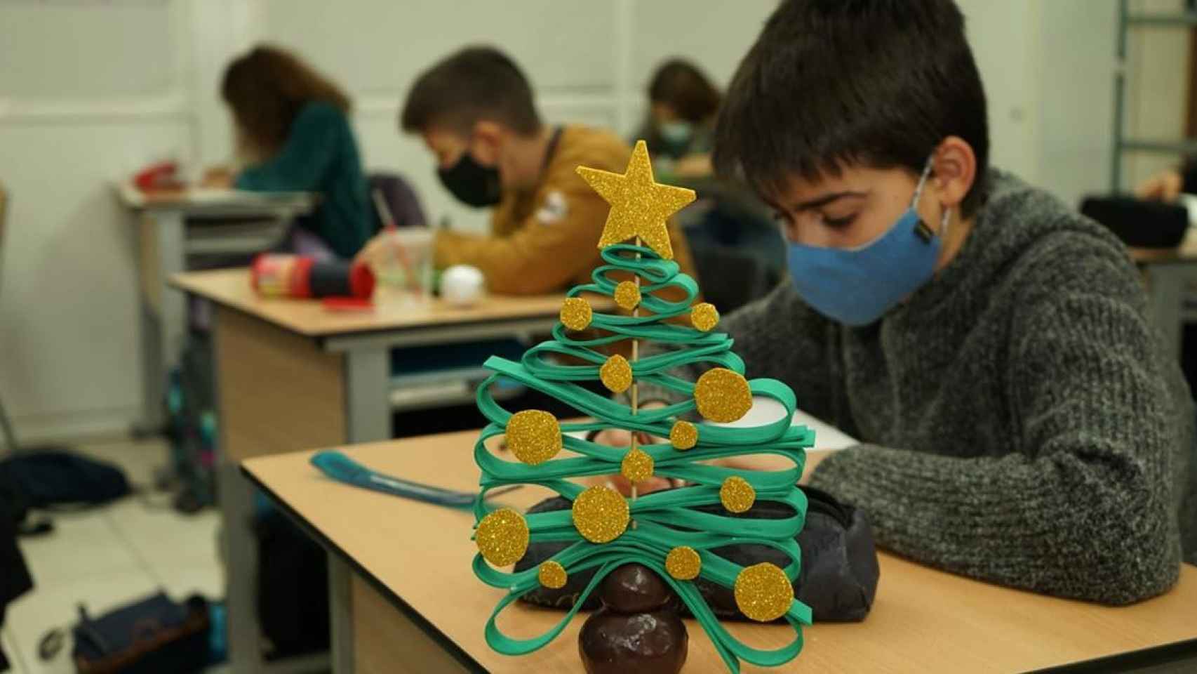 Un grupo de alumnos trabajan en clase / EP