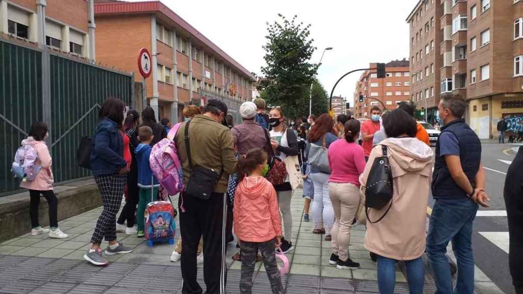 Entrada de un centro escolar en Cataluña / EP