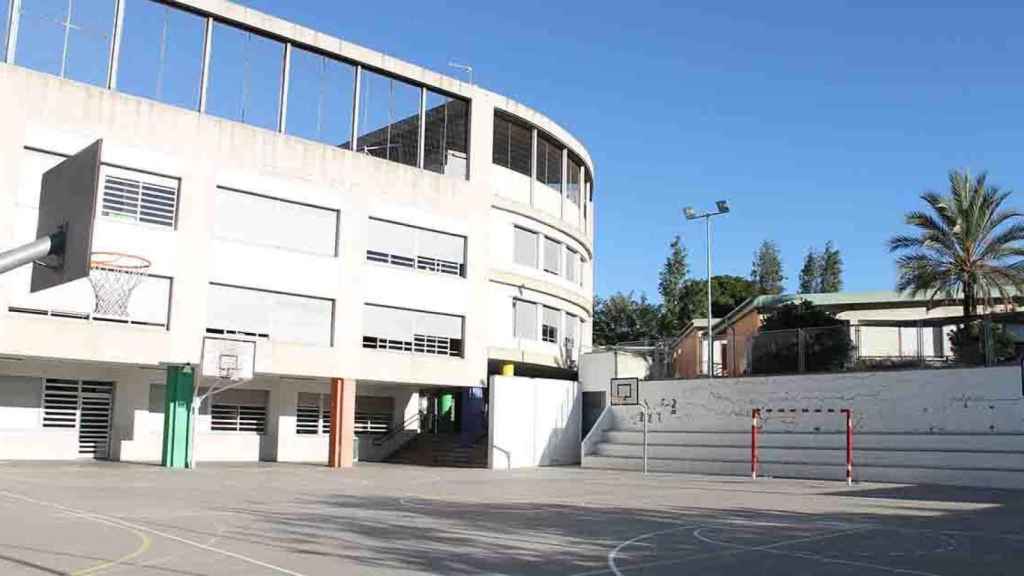 Colegio público Les Palmeres de Santa Coloma de Gramenet, cuya directora busca profesores y evidencia la situación en la escuela catalana