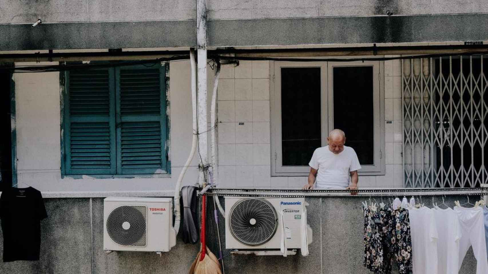 Fachada exterior con aparatos de aire acondicionado