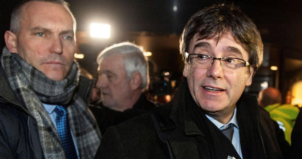 El sargento de los Mossos Lluís Escolà (i) ejerció de escolta de Carles Puigdemont tras su fuga / EFE