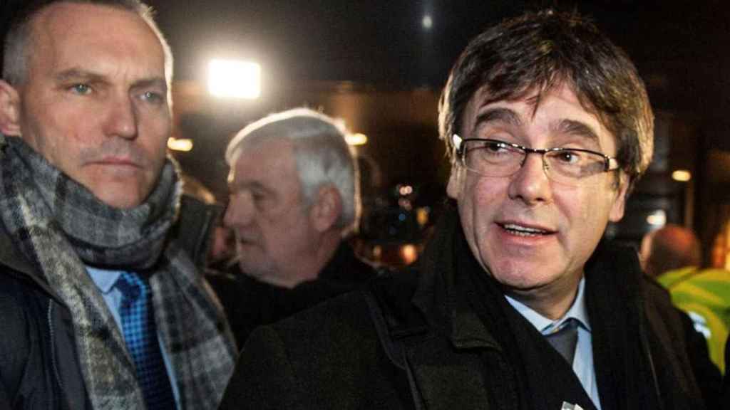 El sargento de los Mossos Lluís Escolà (i) ejerció de escolta de Carles Puigdemont tras su fuga / EFE