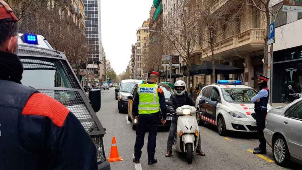 Agentes de los Mossos interponen denuncias a los usuarios que incumplen el estado de alarma / MOSSOS