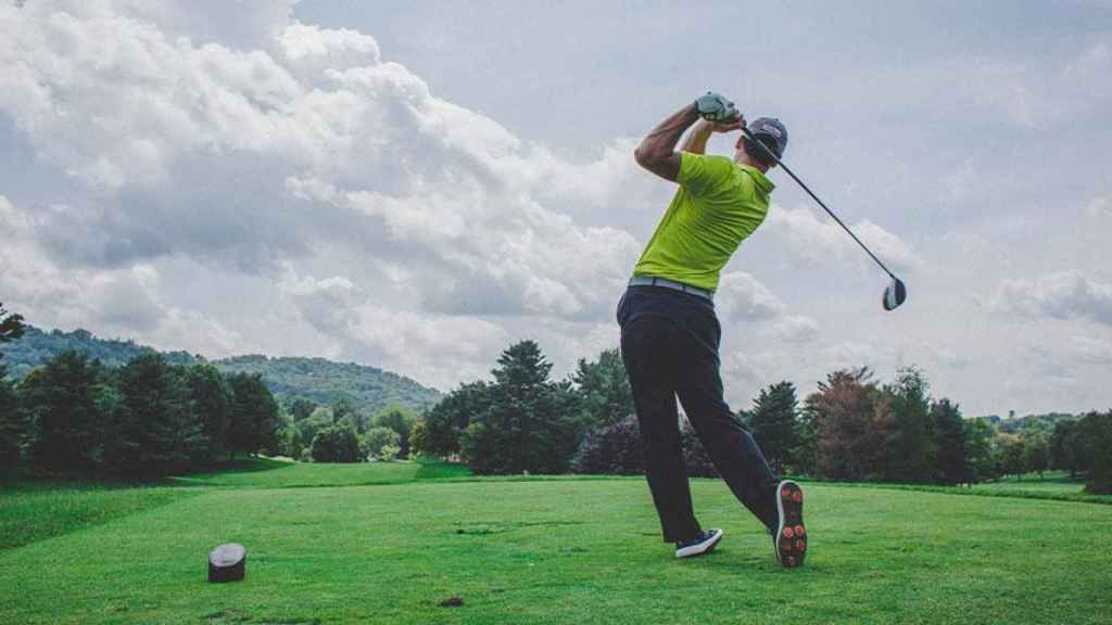 Un hombre juega al golf / UNSPLASH