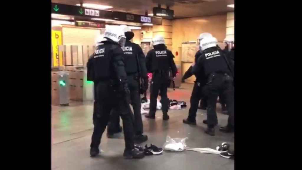 Agentes durante el desalojo de los manteros de plaza Catalunya / TWITTER