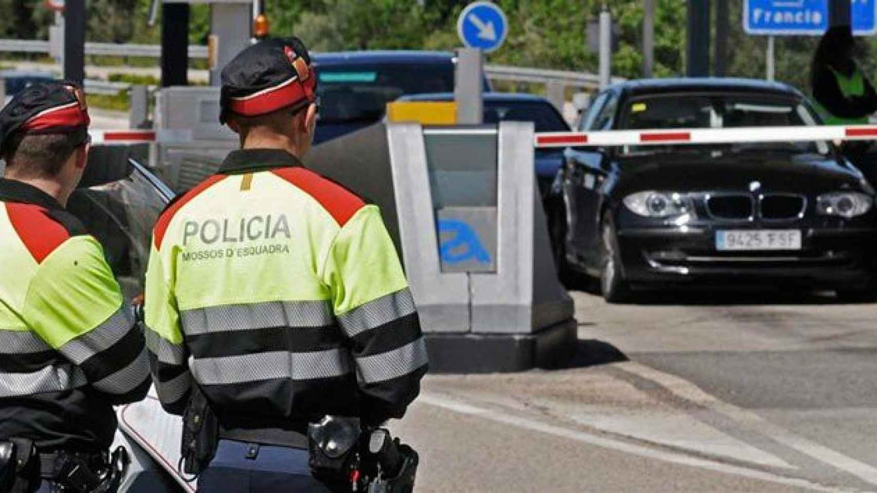 Una pareja de Mossos d'Esquadra vigila un peaje de la autopista AP-7 / CG