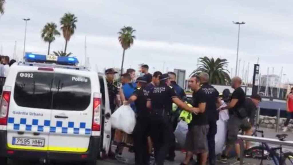 Imagen de agentes de la Guardia Urbana desmantelano el mercado ambulante del Port Vell / CG