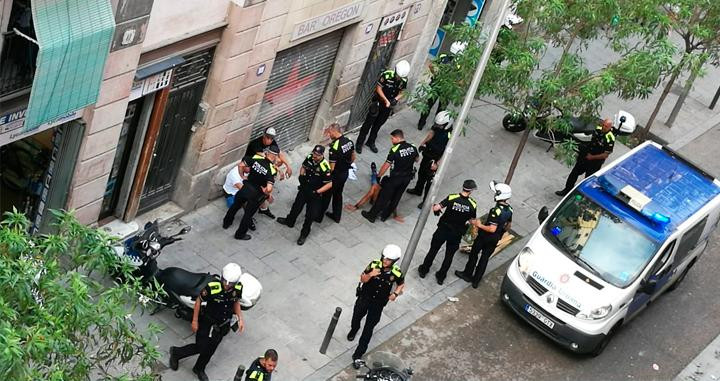 La intervención de la Guardia Urbana en la reyerta con navajas en el Raval / CG