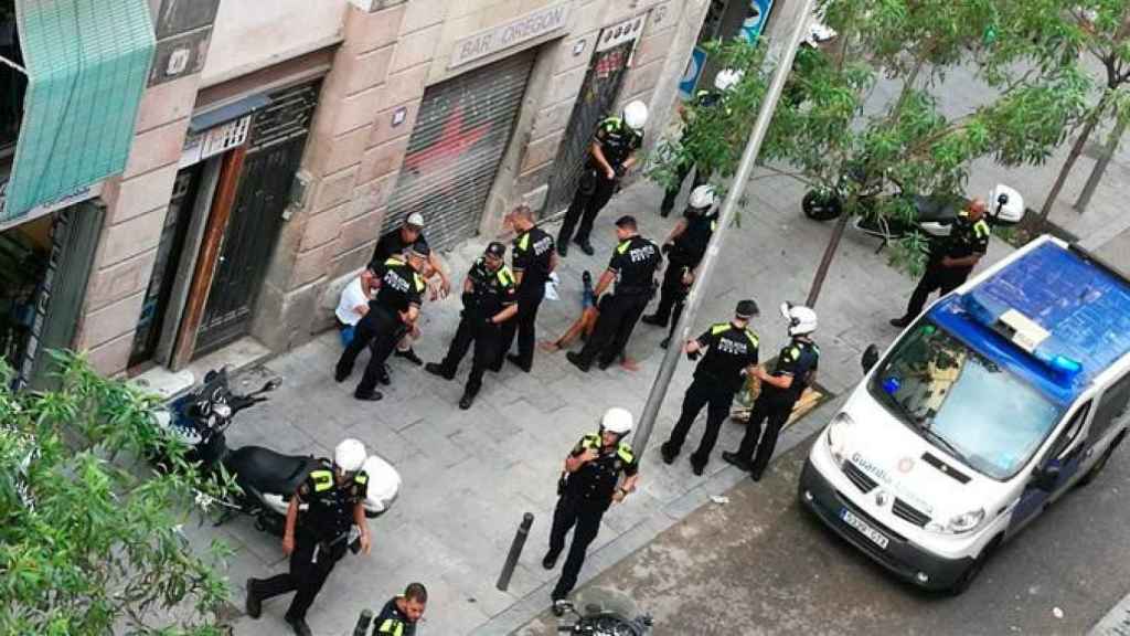 La intervención de la Guardia Urbana en la reyerta con navajas en el Raval / CG