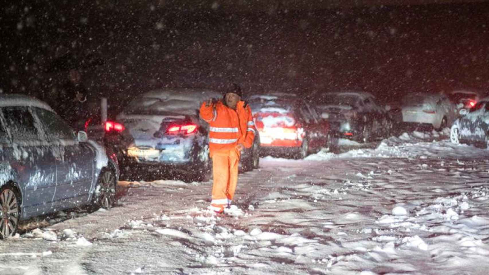 Uno de los tramos afectados de la Autopista por el temporal de nieve / EFE