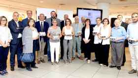 Los representantes de Bankia y la Fundació Iluro entregan el reconocimiento a las entidades sociales de la comarca del Maresme en un acto que se ha celebrado en el Ateneu de la organización en Mataró / CG