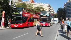 Una mujer cruza la carretera sin mirar en la plaza de la Sagrada Familia./ CG