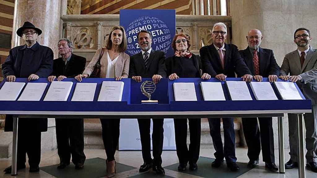 El presidente del Grupo Planeta, José Creuheras, junto a los siete miembros del jurado del Premio Planeta