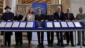 El presidente del Grupo Planeta, José Creuheras, junto a los siete miembros del jurado del Premio Planeta