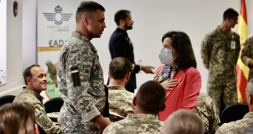 La ministra de Defensa, Margarita Robles, junto a un militar ucraniano en las instalaciones del EADA de la Base Aérea de Zaragoza / EUROPA PRESS