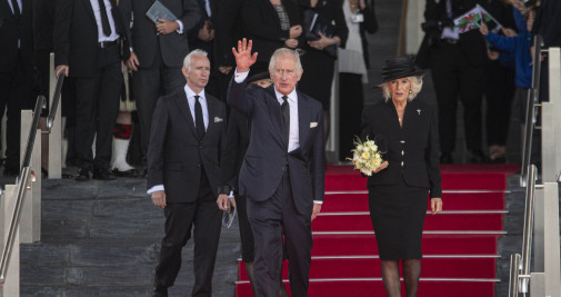 El Rey Calos III y la Reina consorte Camila saludan al público al salir del Parlamento Galés, a 16 de septiembre de 2022, en Cardiff, Gales, Reino Unido / EUROPA PRESS