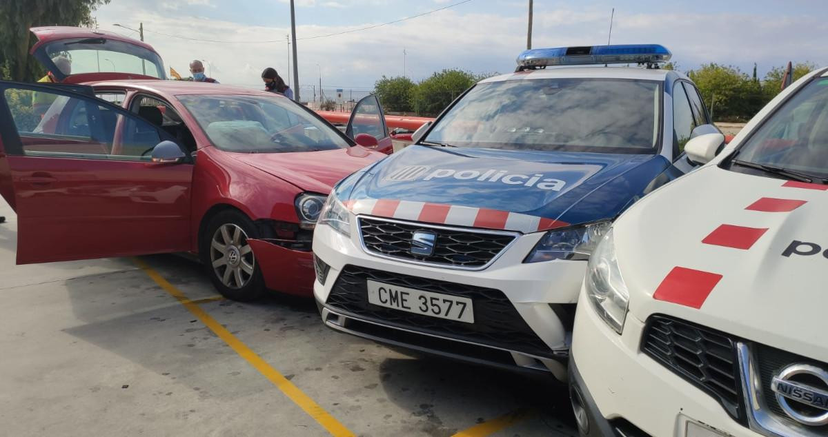 Agentes de los Mossos y personal del SEM inspeccionan la escena del accidente / CEDIDA