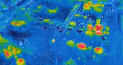 Imagen de la cámara térmica del dron de los Mossos que sobrevuela la petroquímica de Tarragona / PROTECCIÓN CIVIL