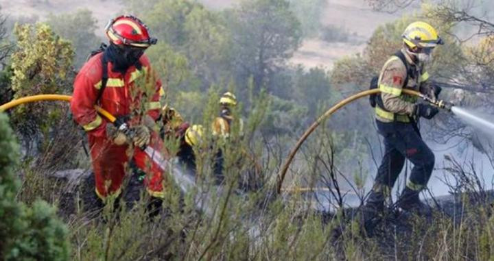 Un bombero de la UME (i) junto a un efectivo antiincendios de la Generalitat / CG