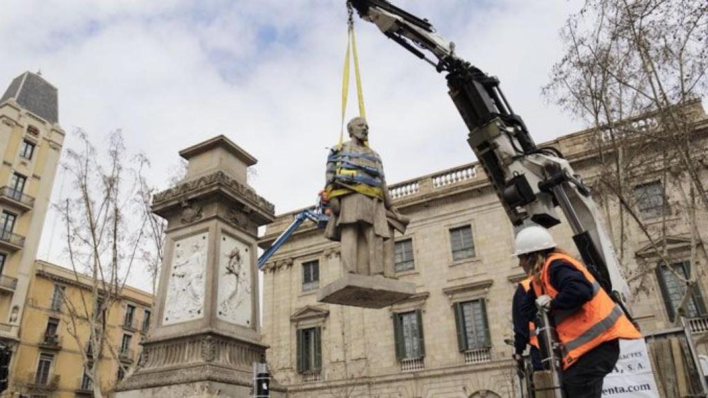 Retirada de la estatua Antonio López, marqués de Comillas, en el centro de Barcelona