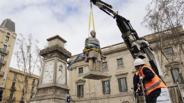 Retirada de la estatua Antonio López, marqués de Comillas, en el centro de Barcelona