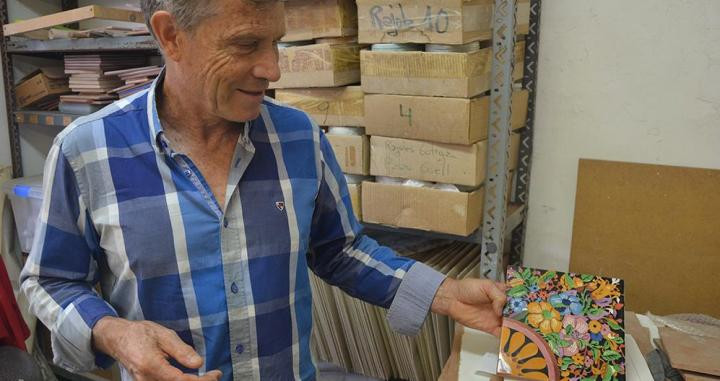Manel Diestre muestra una baldosa cerámica con 18 trepas / EB