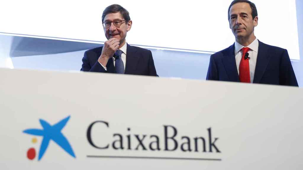 El presidente de Caixabank, José Ignacio Goirigolzarri (izq.), y el consejero delegado, Gonzalo Gortázar, en la última junta de accionistas del banco / EP