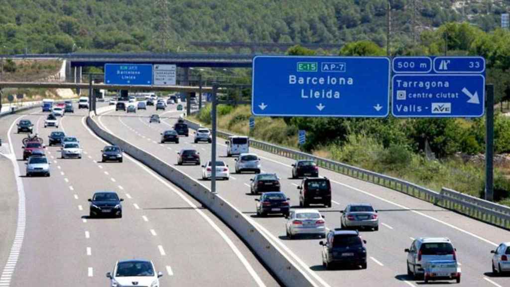 Tráfico de coches en una autopista catalana / EFE