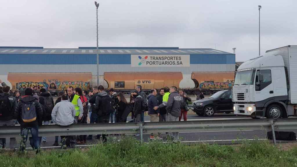 Trabajadores de Nissan cortando la Ronda Litoral de Barcelona / @ccoonissan