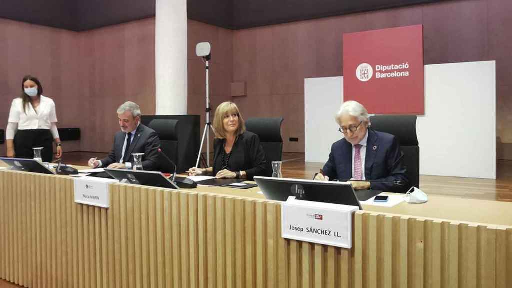 Jaume Collboni, primer Teniente de Alcalde de Barcelona, Núria Marín, presidenta de la Diputación de Barcelona y Josep Sánchez Llibre, presidente de Foment del Treball, durante la firma del convenio de colaboración / CG