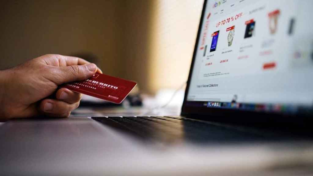 Un hombre realiza una compra 'online'