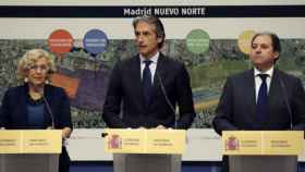 La alcaldesa de Madrid, Manuela Carmena, el ministro de Fomento, Íñigo de la Serna, y el presidente de Distrito Castellana Norte (DCN), Antonio Béjar