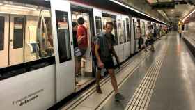 Usuarios del Metro de Barcelona, el servicio que este lunes estará pro décima semana en huelga / CG