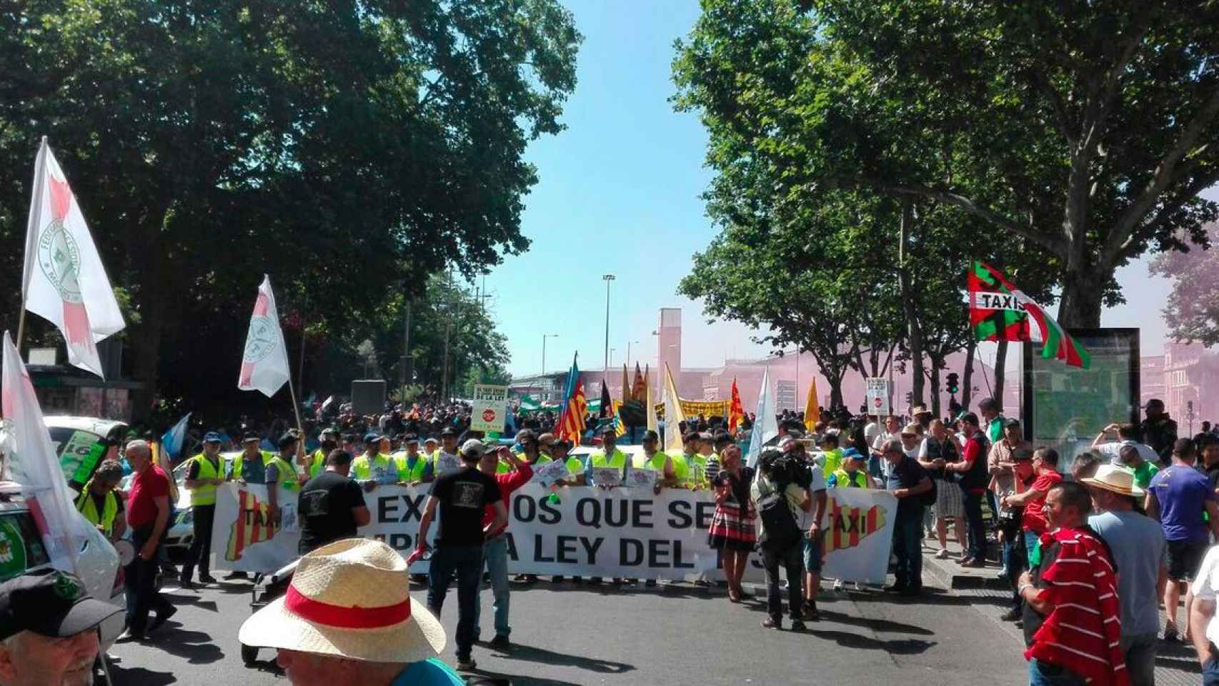 Los taxistas de toda España se han concentrado en la Estación de Atocha para protestar contra la competencia desleal de Uber y Cabify / CG