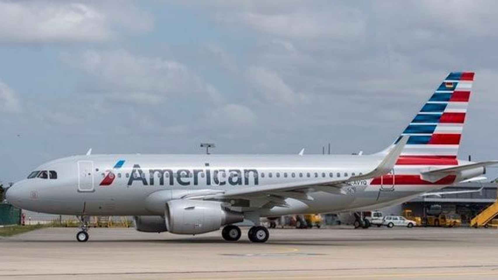 Un avión de American Airlines, en la pista del aeropuerto de Barcelona-El Prat / CG