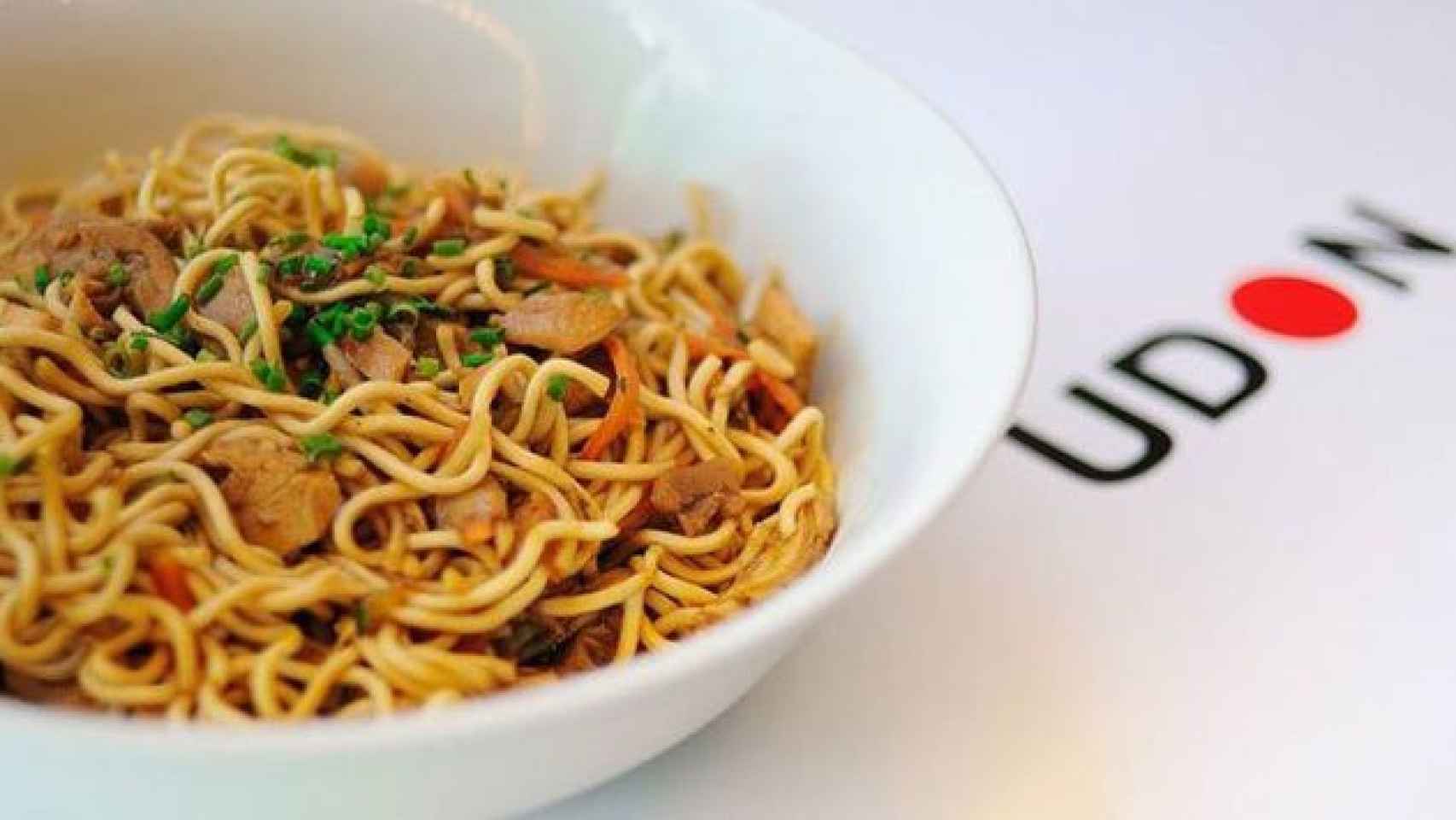 Un plato de fideos de Udon con el logo de la compañía / CG