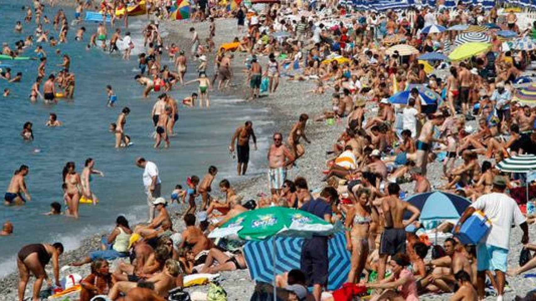 Una playa llena de turistas en una imagen de archivo / EFE