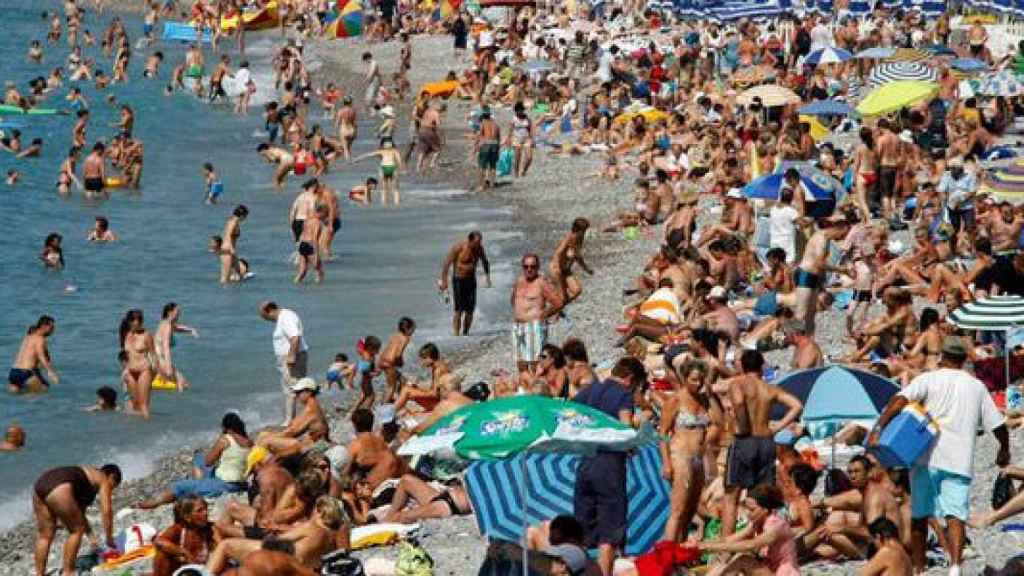 Una playa llena de turistas en una imagen de archivo / EFE