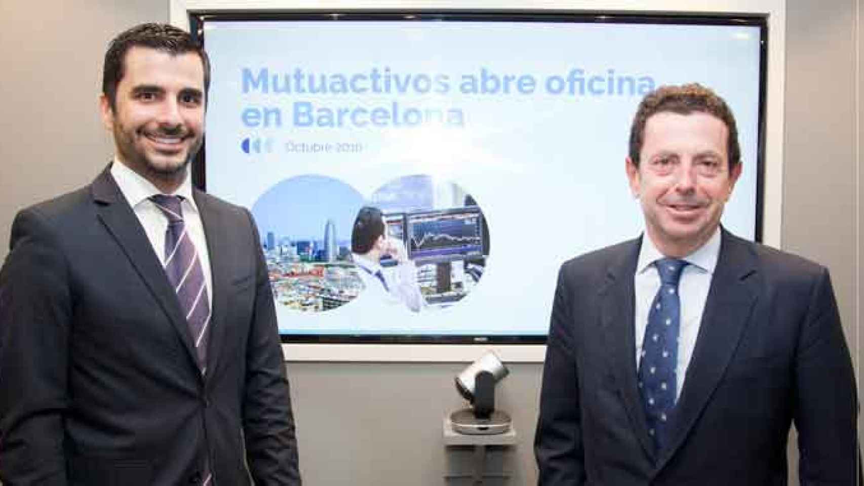 Juan Aznar (d), presidente y consejero delegado de la división de ahorro e inversión de Mútua Madrileña, y David García de la Torre (i), delegado de la oficina de Barcelona / CG