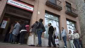 Imagen de archivo de una cola frente una Oficina de los Servicios Públicos de Empleo de la Comunidad de Madrid.