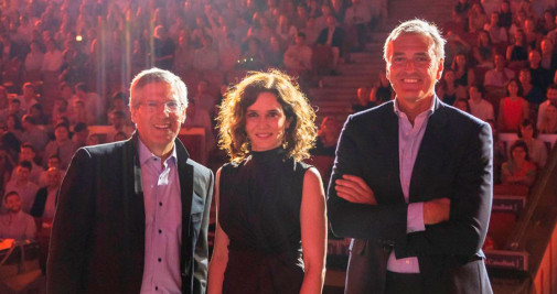 Bob Moritz (i), presidente global de PwC, Isabel Díaz Ayuso (c), presidenta de la Comunidad de Madrid, y Gonzalo Sánchez (d), presidente de PwC en España / PwC