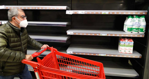 Un hombre frente a una estantería de leche vacía en un supermercado, a 18 de marzo de 2022 / EUROPA PRESS