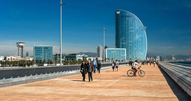 Paseo del Rompeolas de Barcelona, junto al futuro Museo Hermitage y el Hotel W Barcelona / CG