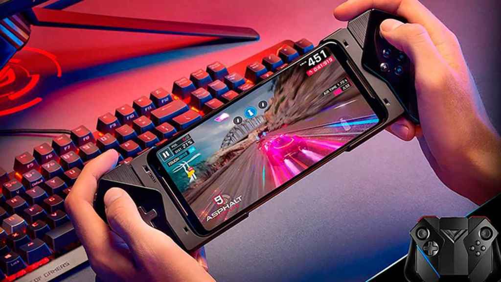 El teléfono ASUS ROG PHONE II para gamers con mando ergonómico en funcionamiento / TWITTER