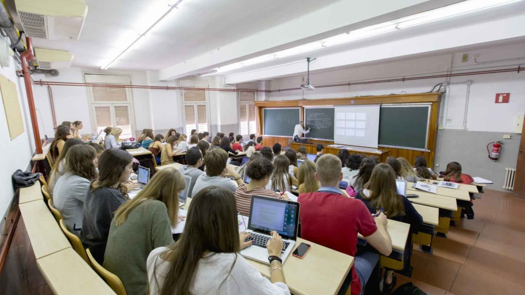 Pone un sobresaliente a una alumna sin ir al examen