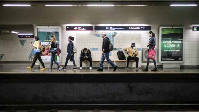 Estación de metro de Lisboa con gente mascarilla por el Covid / EFE