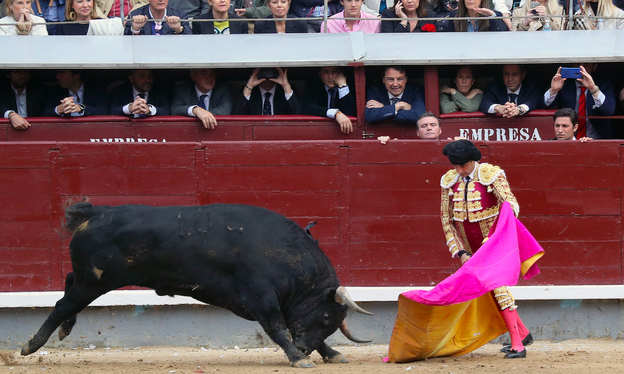 Enrique Ponce toreando en la Feria de San Isidro de Madrid / AGENCIAS