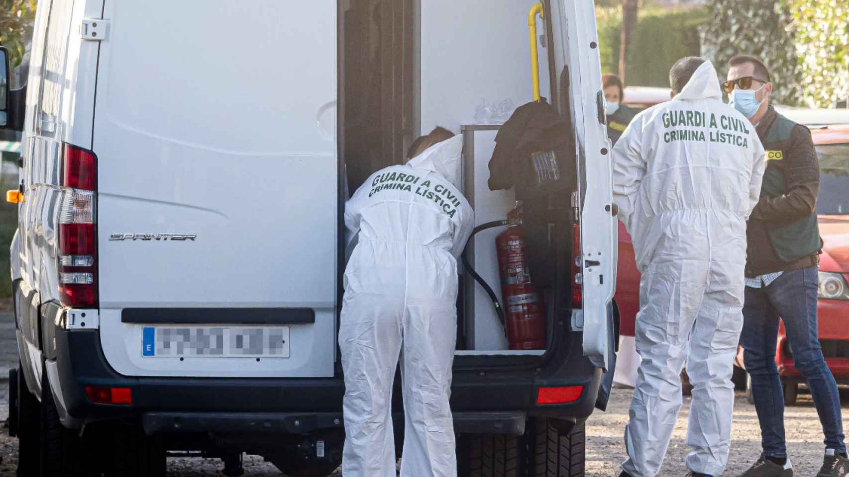 Agentes de Criminalística, a las puertas de la casa de Óscar /EP