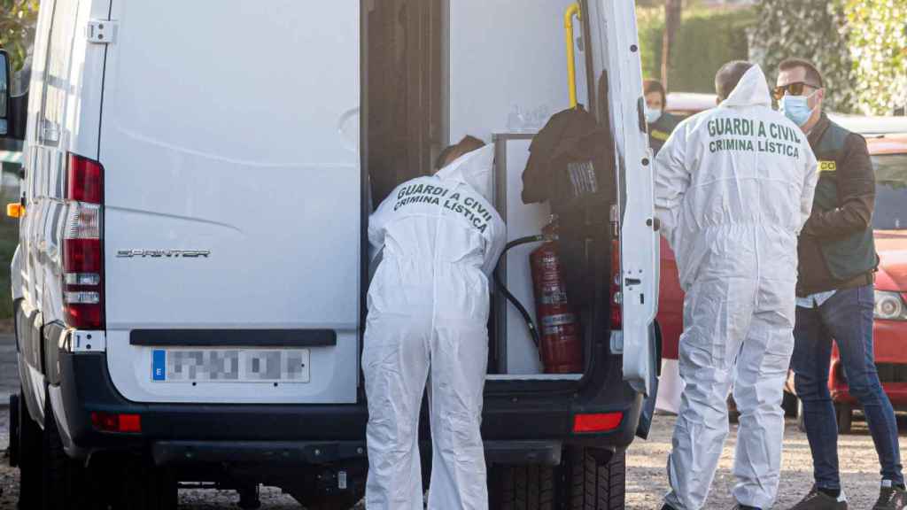 Agentes de Criminalística, a las puertas de la casa de Óscar /EP